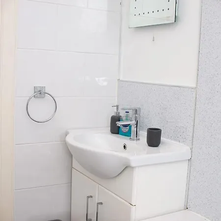 Entire Fabulous 2Bedroom First Floor Flat Located Within Close Proximity To City Centre & University Of Aberdeen With Private Parking Exterior foto