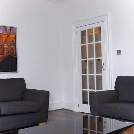 Entire Fabulous 2Bedroom First Floor Flat Located Within Close Proximity To City Centre & University Of Aberdeen With Private Parking Exterior foto