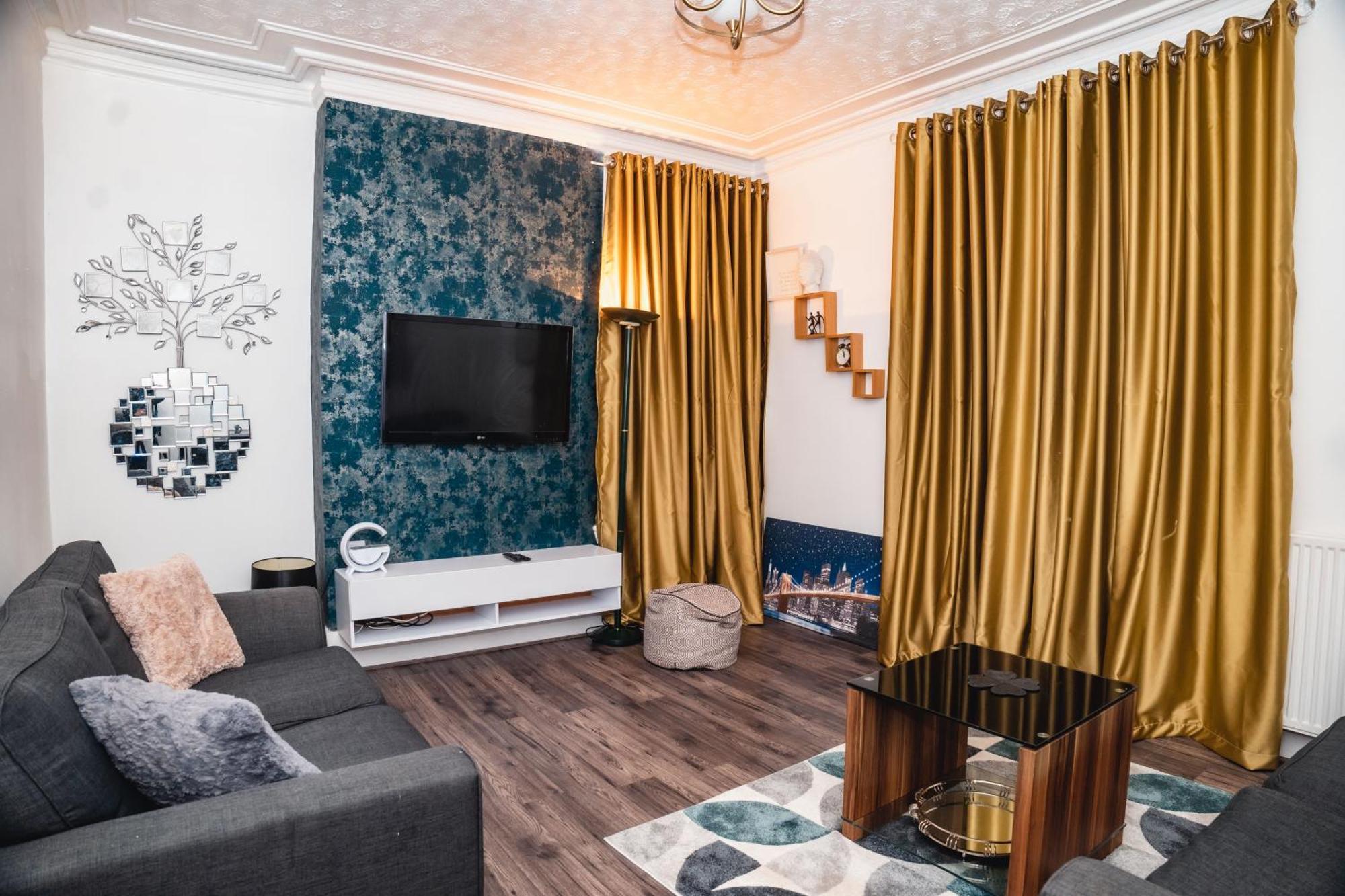 Apartment Entire Fabulous 2bedroom First Floor Flat Located Within Close Proximity To Centre & Of With Private Parking *