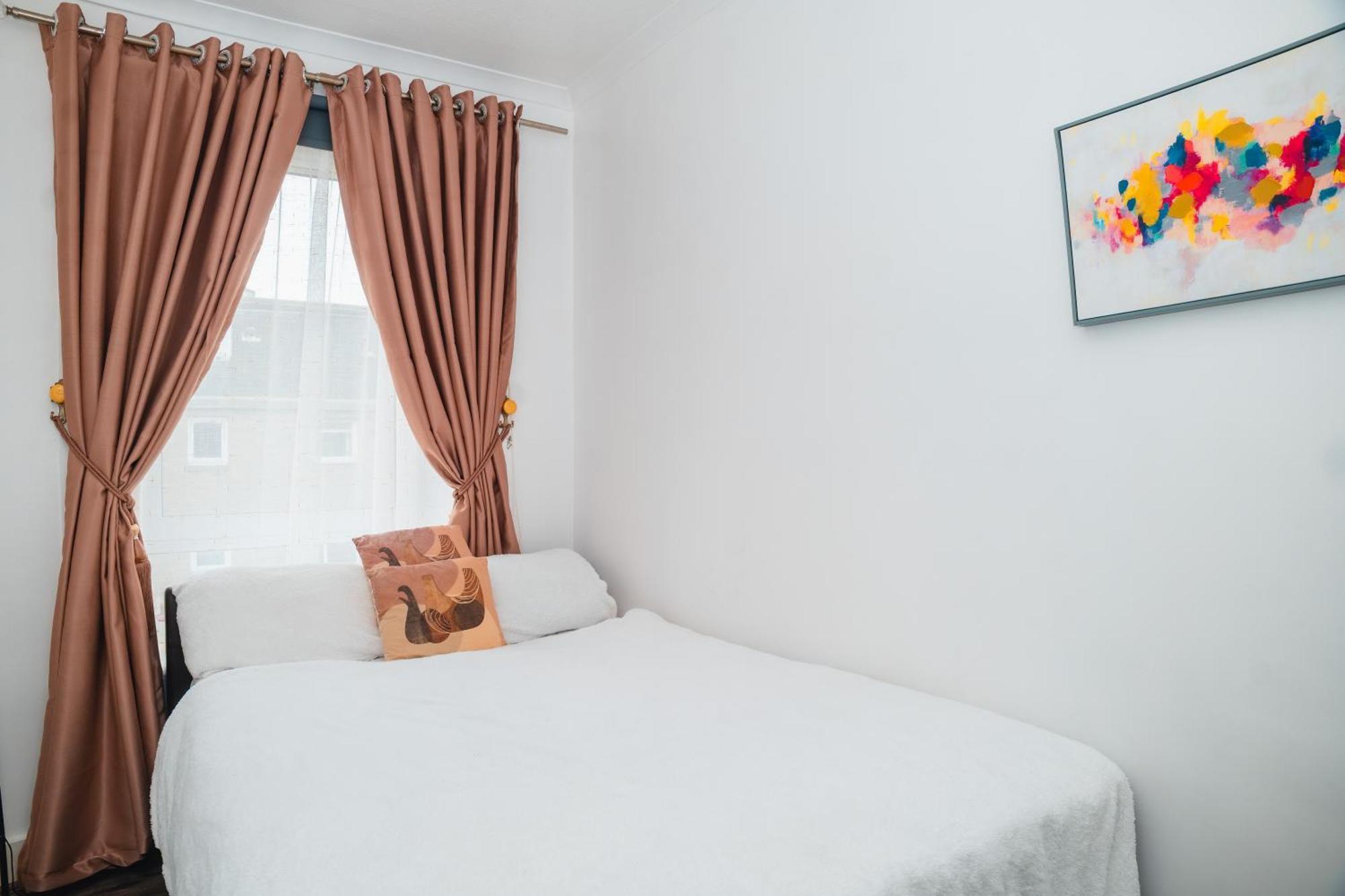 Apartment Entire Fabulous 2bedroom First Floor Flat Located Within Close Proximity To Centre & Of With Private Parking