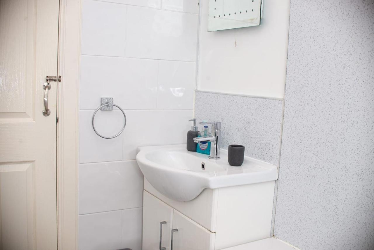 Entire Fabulous 2bedroom First Floor Flat Located Within Close Proximity To Centre & Of With Private Parking