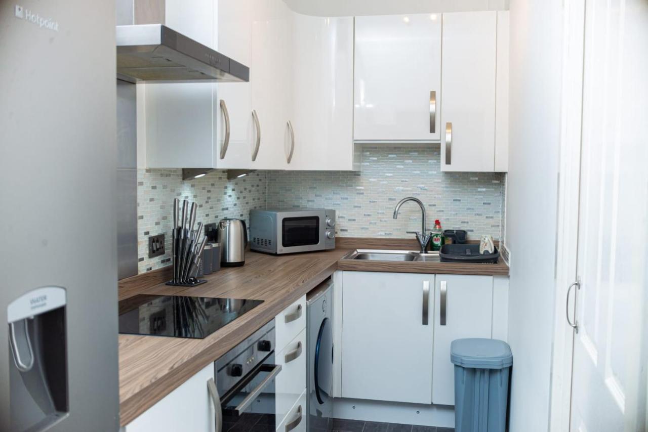 Entire Fabulous 2bedroom First Floor Flat Located Within Close Proximity To Centre & Of With Private Parking Appartamento *