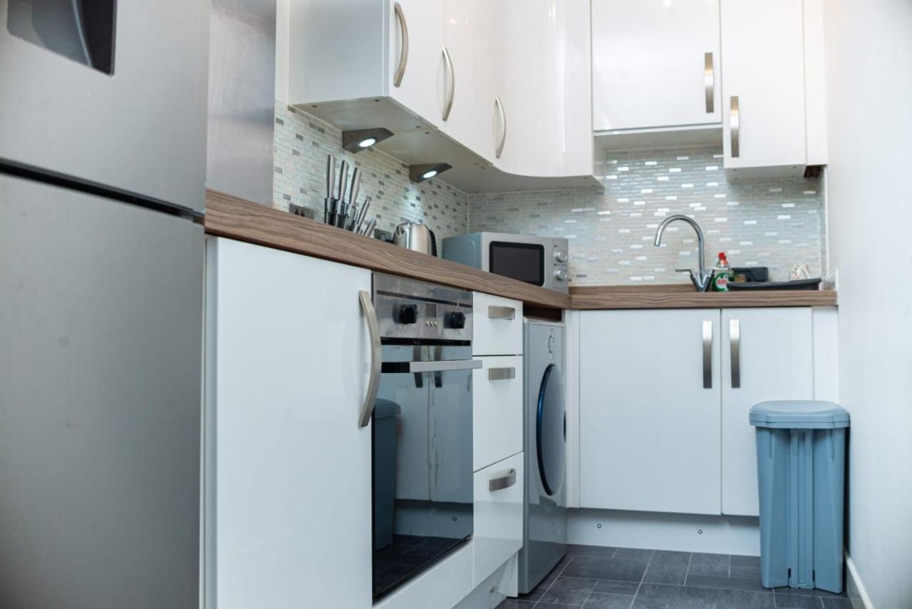 Entire Fabulous 2bedroom First Floor Flat Located Within Close Proximity To Centre & Of With Private Parking