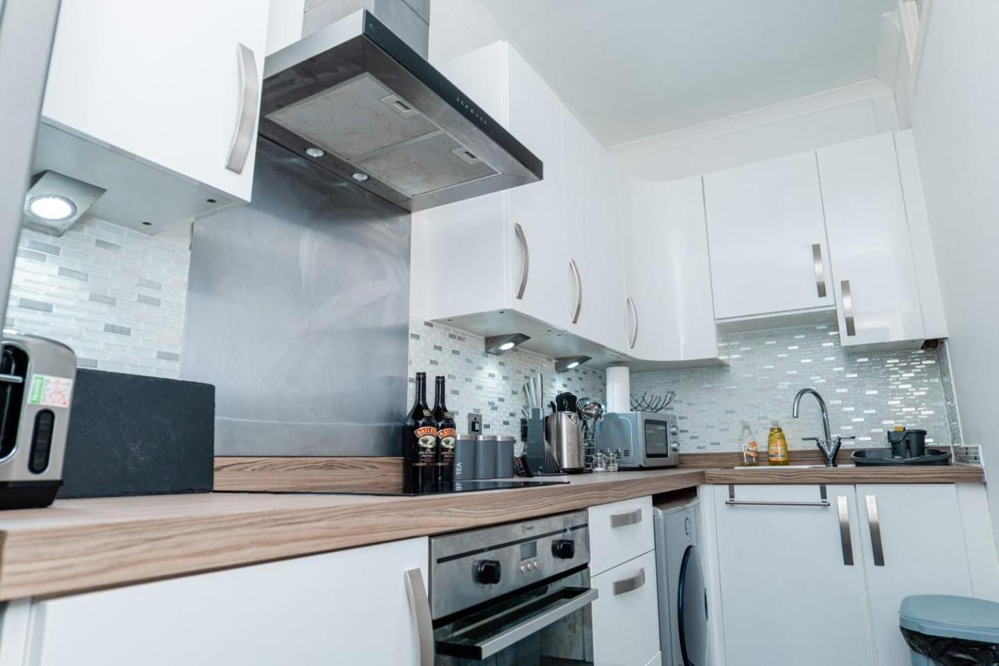 Appartamento Entire Fabulous 2bedroom First Floor Flat Located Within Close Proximity To Centre & Of With Private Parking Aberdeen