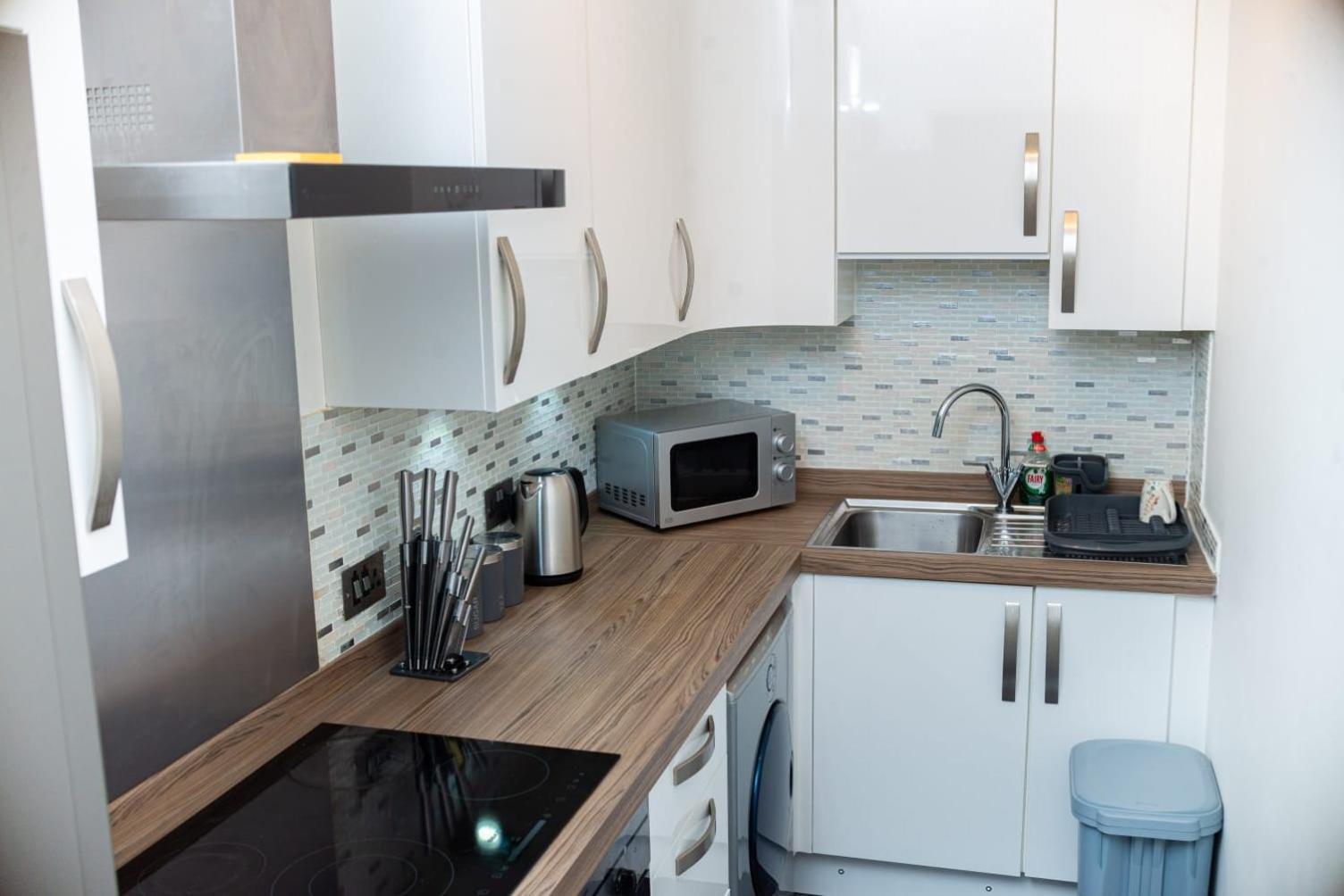 Appartamento Entire Fabulous 2bedroom First Floor Flat Located Within Close Proximity To Centre & Of With Private Parking