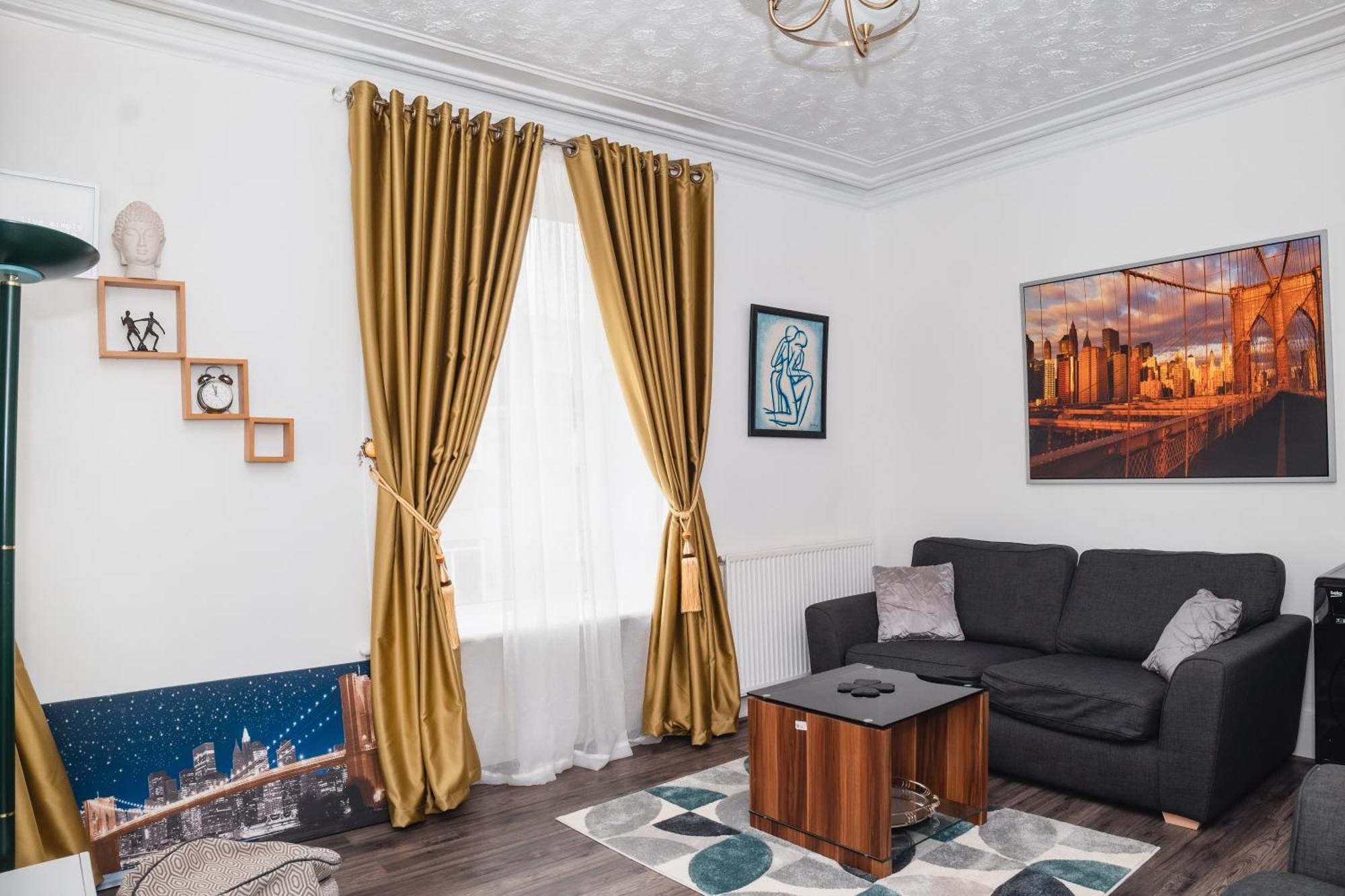 Entire Fabulous 2bedroom First Floor Flat Located Within Close Proximity To Centre & Of With Private Parking
