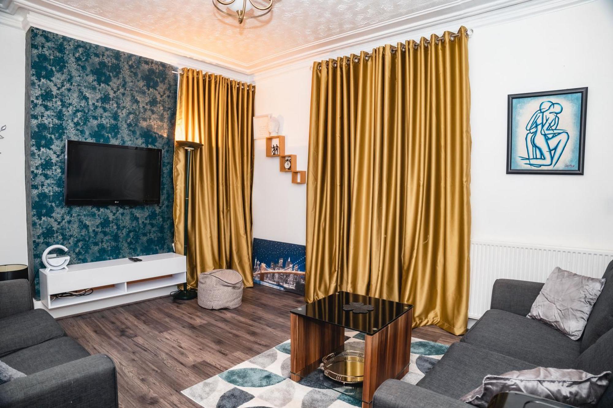 Entire Fabulous 2bedroom First Floor Flat Located Within Close Proximity To Centre & Of With Private Parking Appartamento