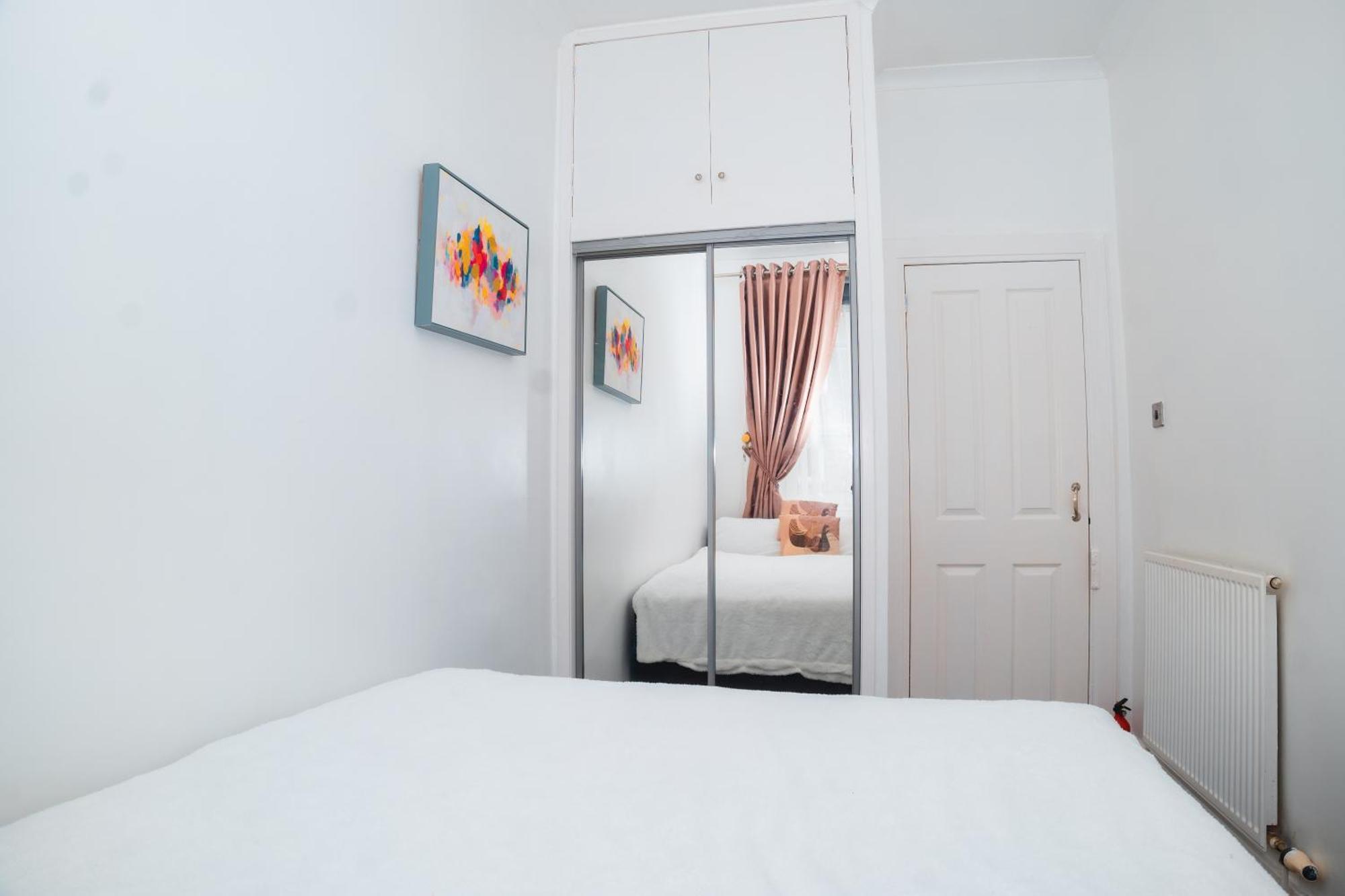 Appartamento Entire Fabulous 2bedroom First Floor Flat Located Within Close Proximity To Centre & Of With Private Parking