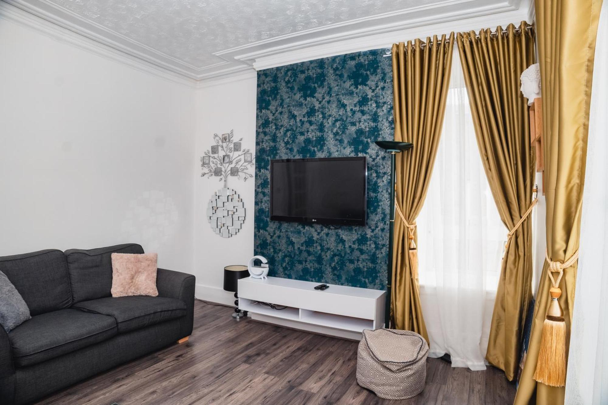 Entire Fabulous 2bedroom First Floor Flat Located Within Close Proximity To Centre & Of With Private Parking