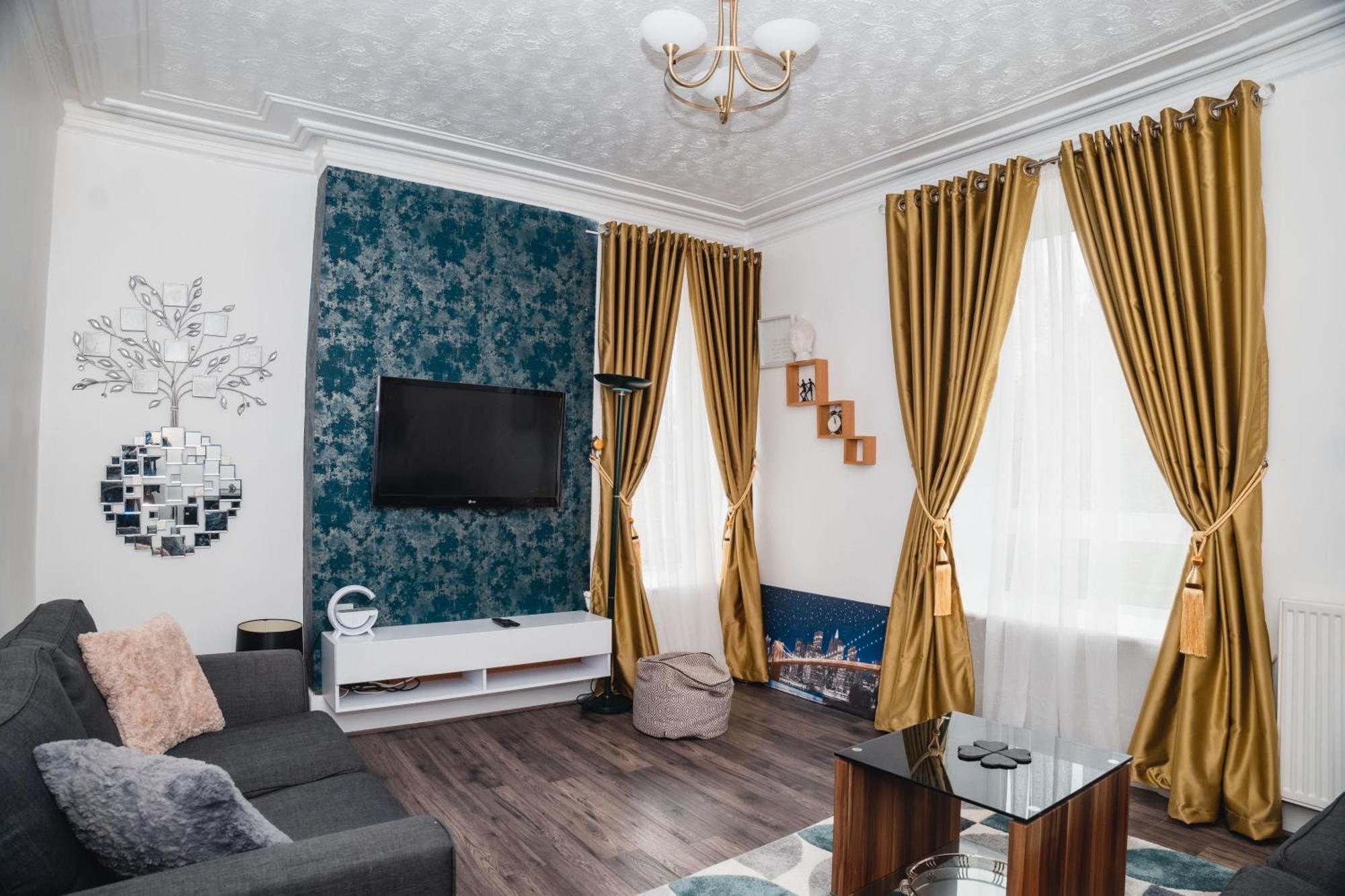 Entire Fabulous 2bedroom First Floor Flat Located Within Close Proximity To Centre & Of With Private Parking Appartamento