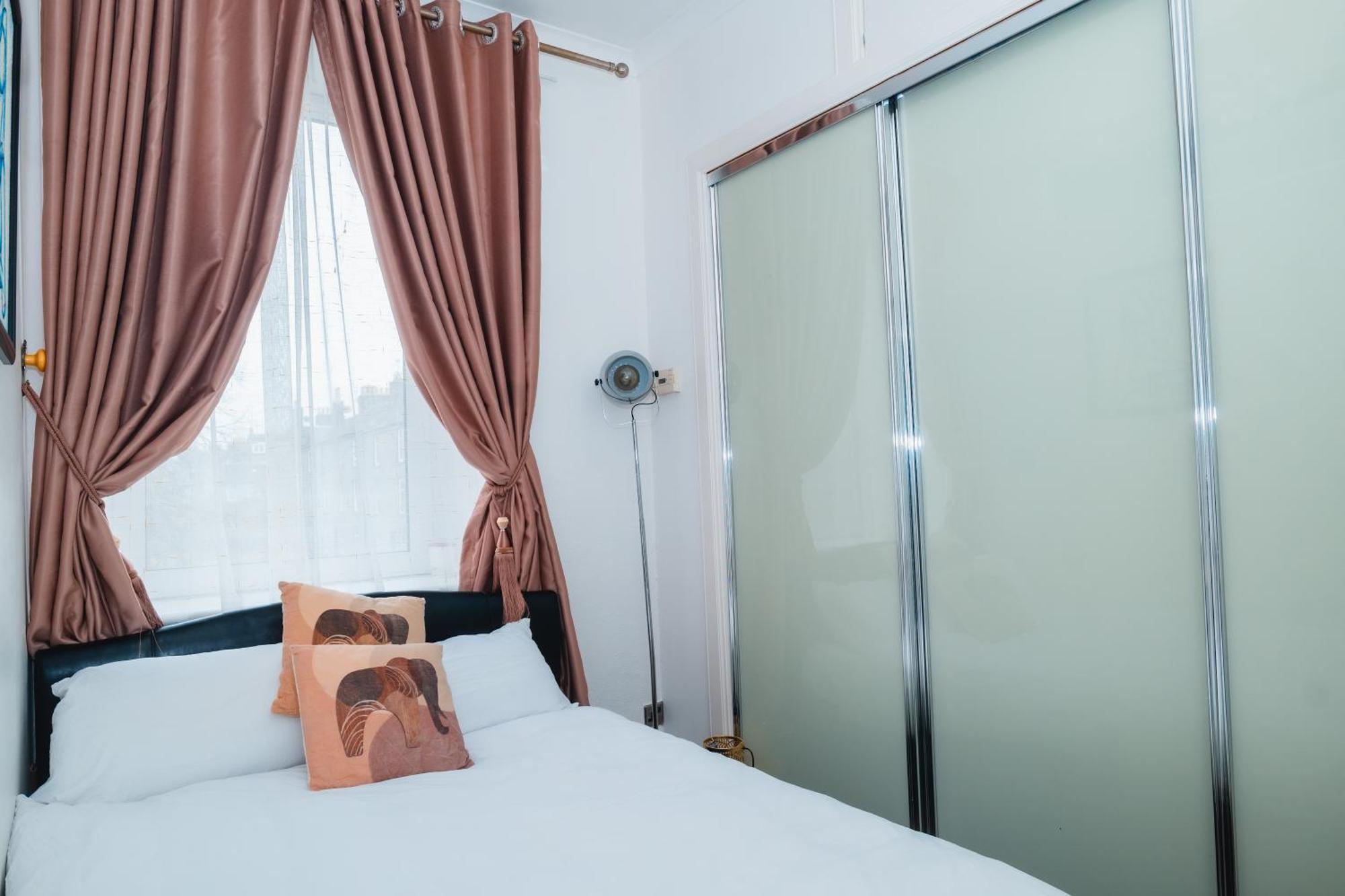 Entire Fabulous 2bedroom First Floor Flat Located Within Close Proximity To Centre & Of With Private Parking Appartamento