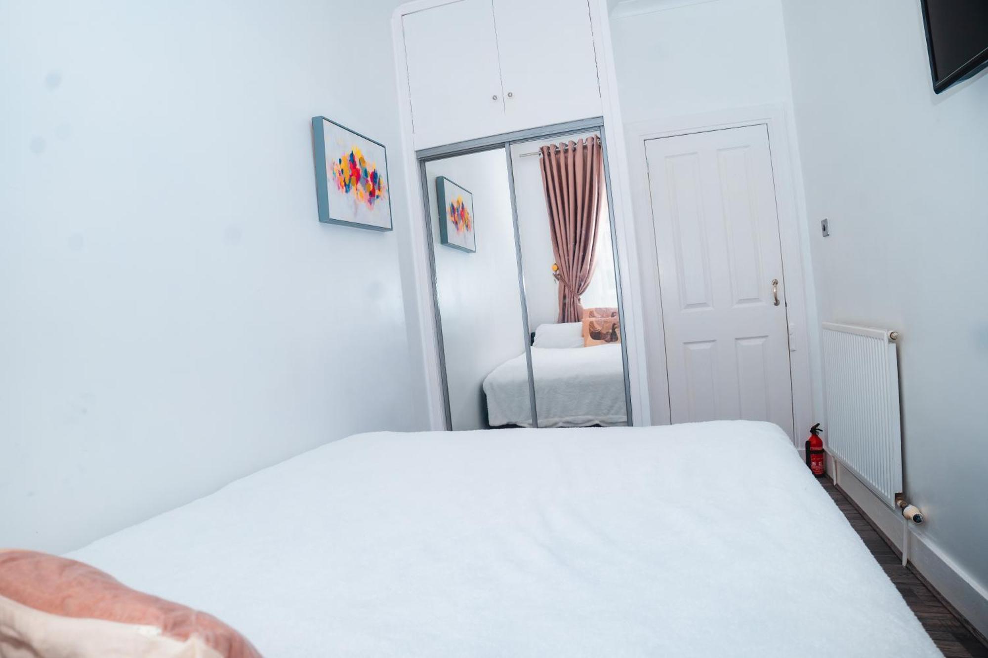 Entire Fabulous 2bedroom First Floor Flat Located Within Close Proximity To Centre & Of With Private Parking * Aberdeen