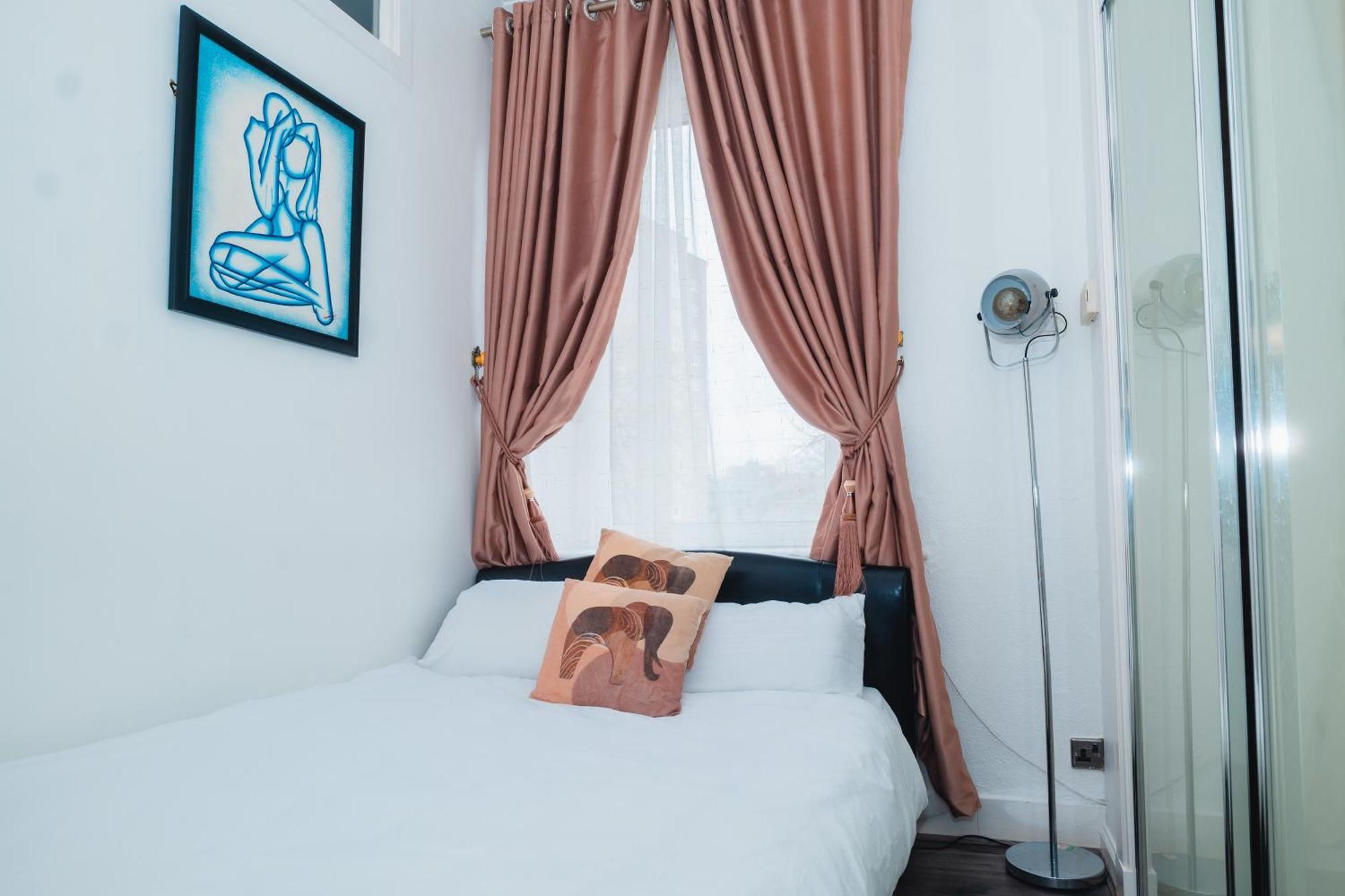 Entire Fabulous 2bedroom First Floor Flat Located Within Close Proximity To Centre & Of With Private Parking Appartamento