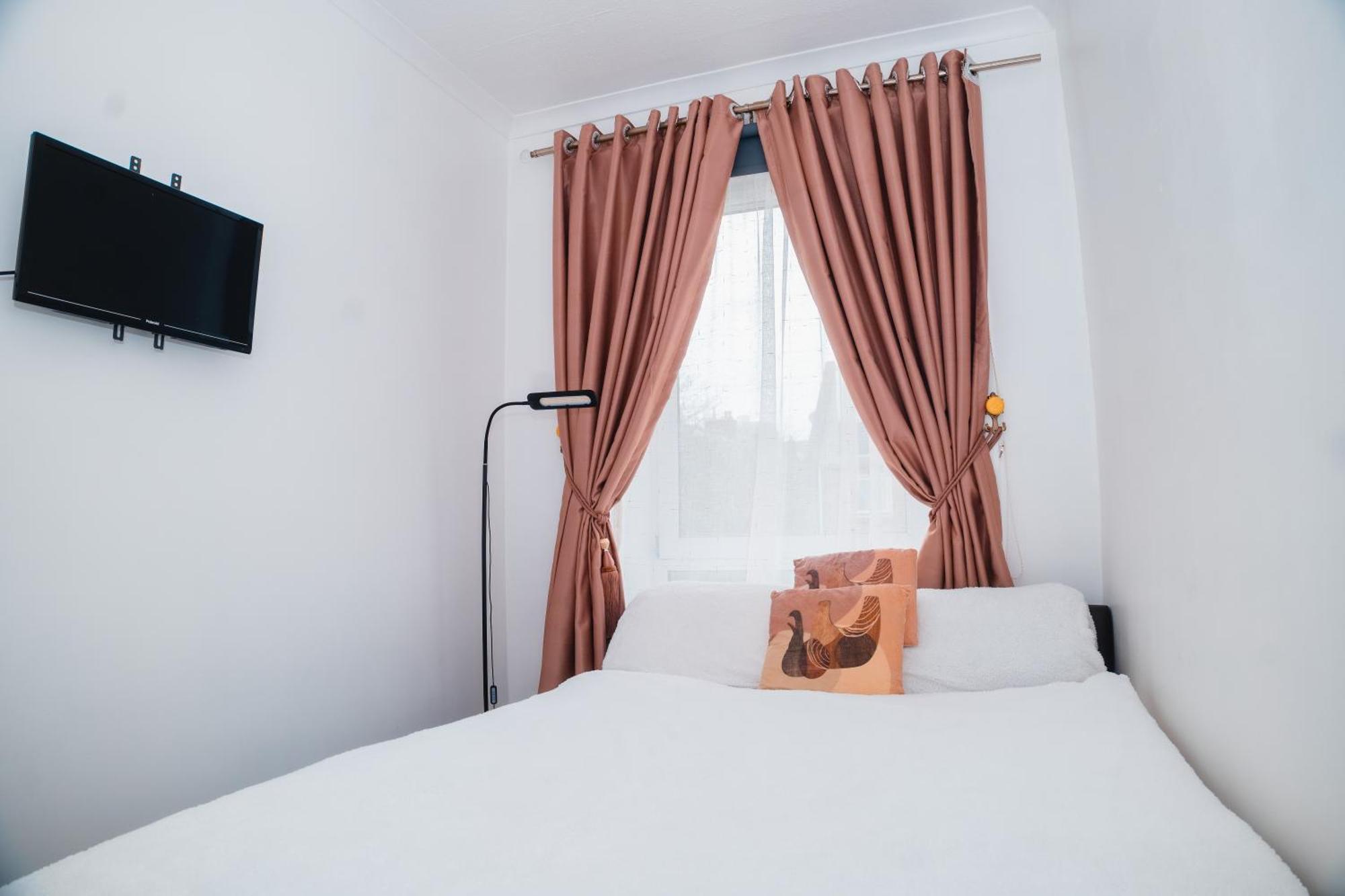 Entire Fabulous 2bedroom First Floor Flat Located Within Close Proximity To Centre & Of With Private Parking *