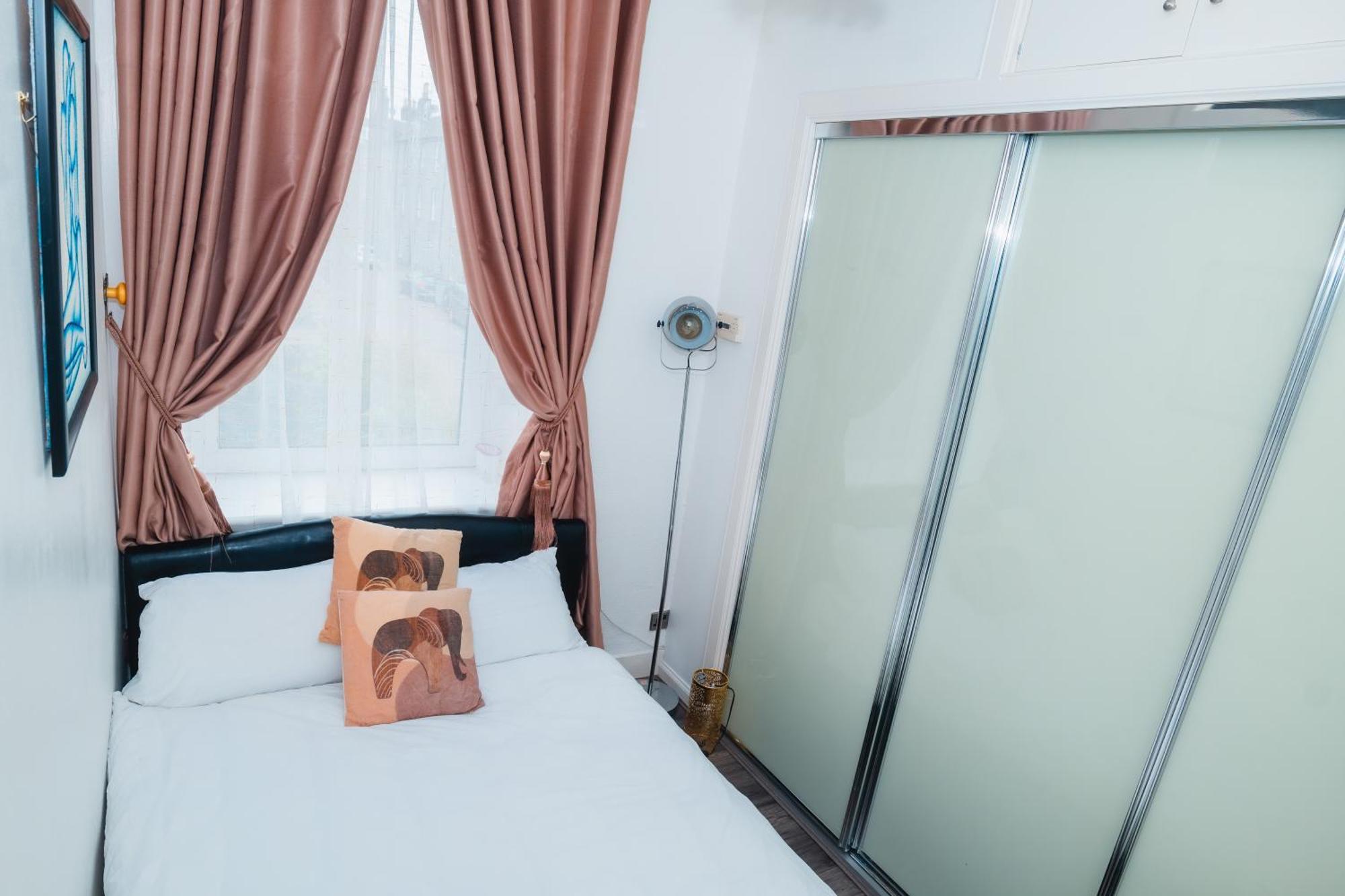 Entire Fabulous 2bedroom First Floor Flat Located Within Close Proximity To Centre & Of With Private Parking Appartamento *