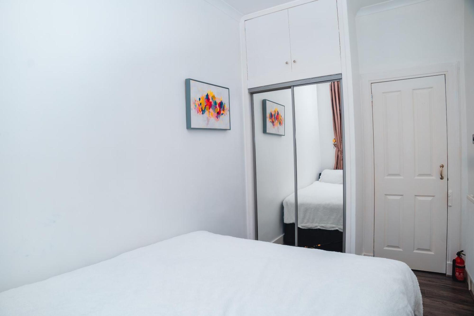 Entire Fabulous 2bedroom First Floor Flat Located Within Close Proximity To Centre & Of With Private Parking Appartamento